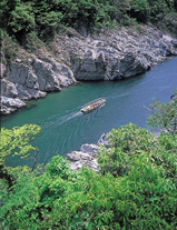 Bootsfahrt im frischen Grün der Ōboke Schlucht