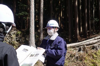 入庁2年目職員より林道について説明