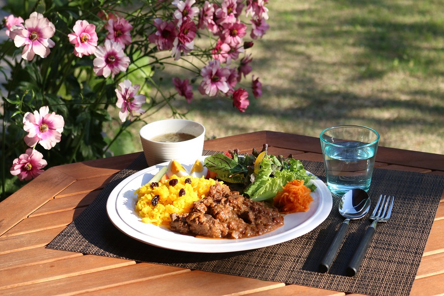 鹿肉とリンゴのカレーの写真