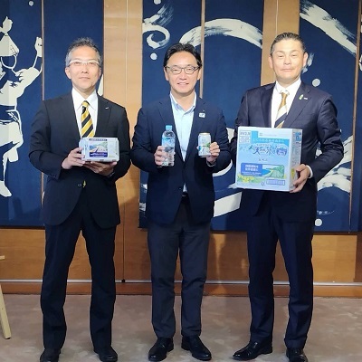 面会：高梨明治 サントリー(株)四国支所長、白石竜次 サントリーフーズ(株)執行役員の写真1