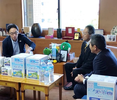面会：高梨明治 サントリー(株)四国支所長、白石竜次 サントリーフーズ(株)執行役員の写真2
