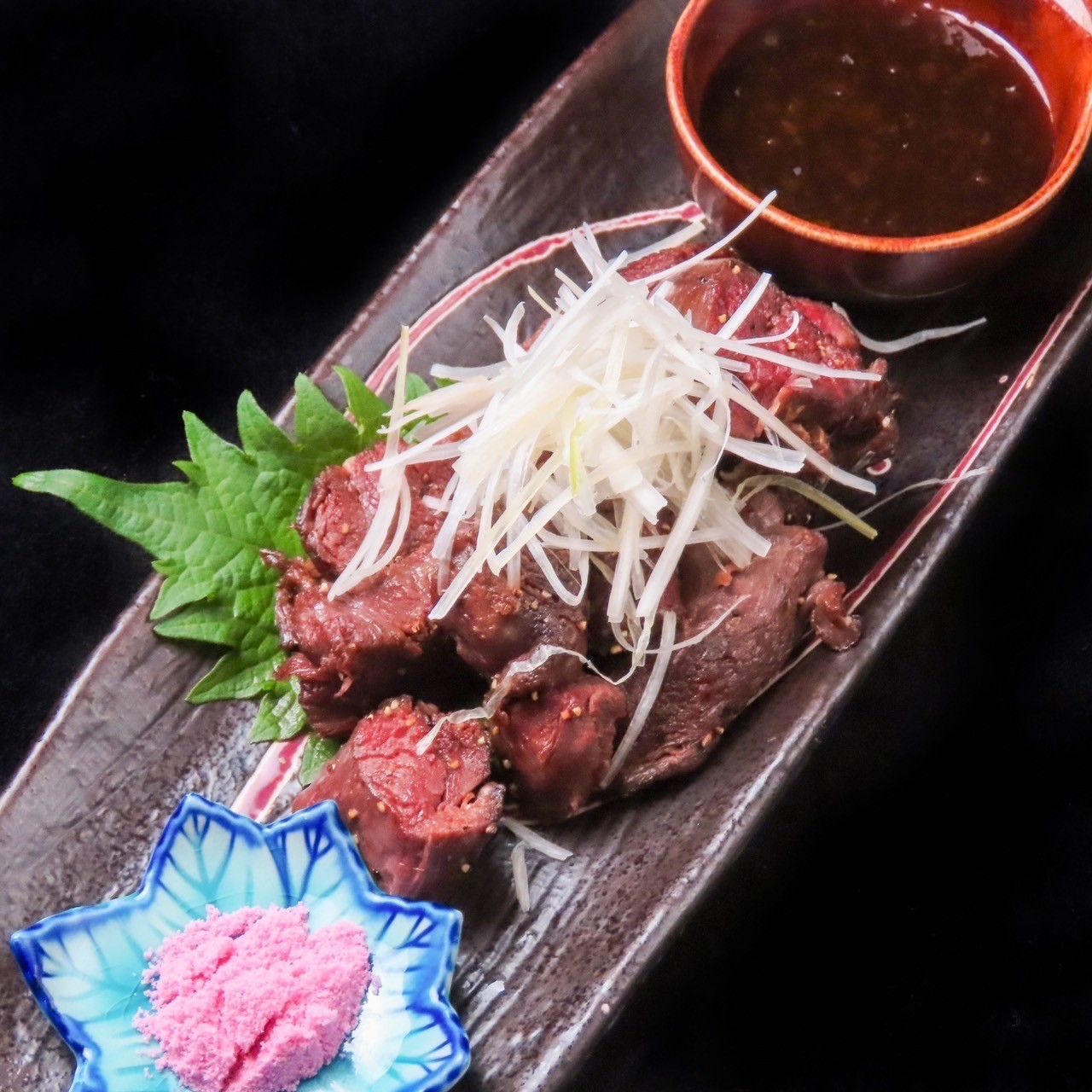 鹿肉ロースの炙り焼きの写真