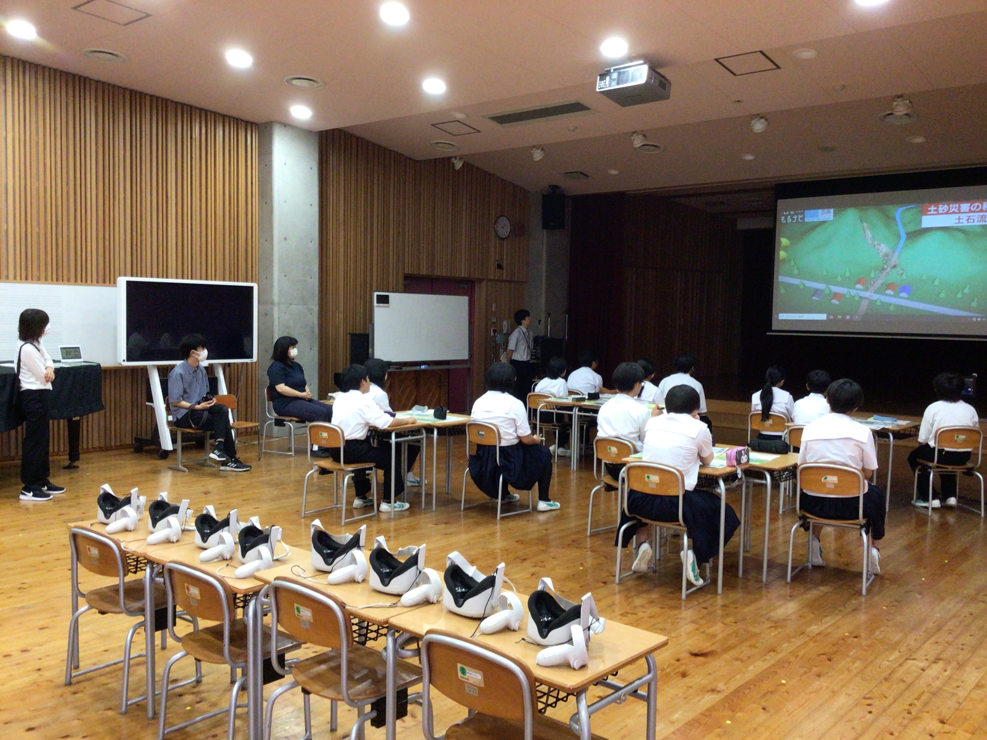 土砂災害の種類について映像で学習している様子