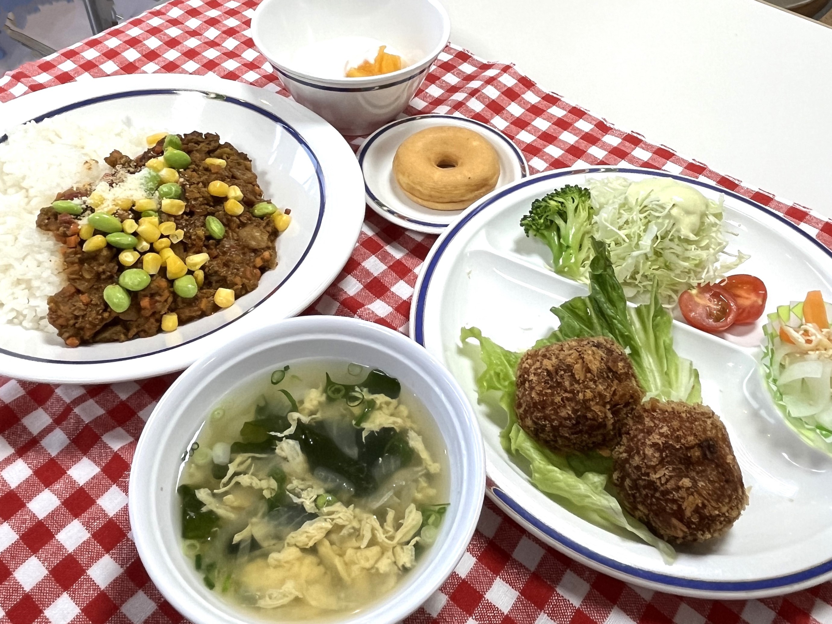 シカ肉ドライカレー＆コロッケの写真