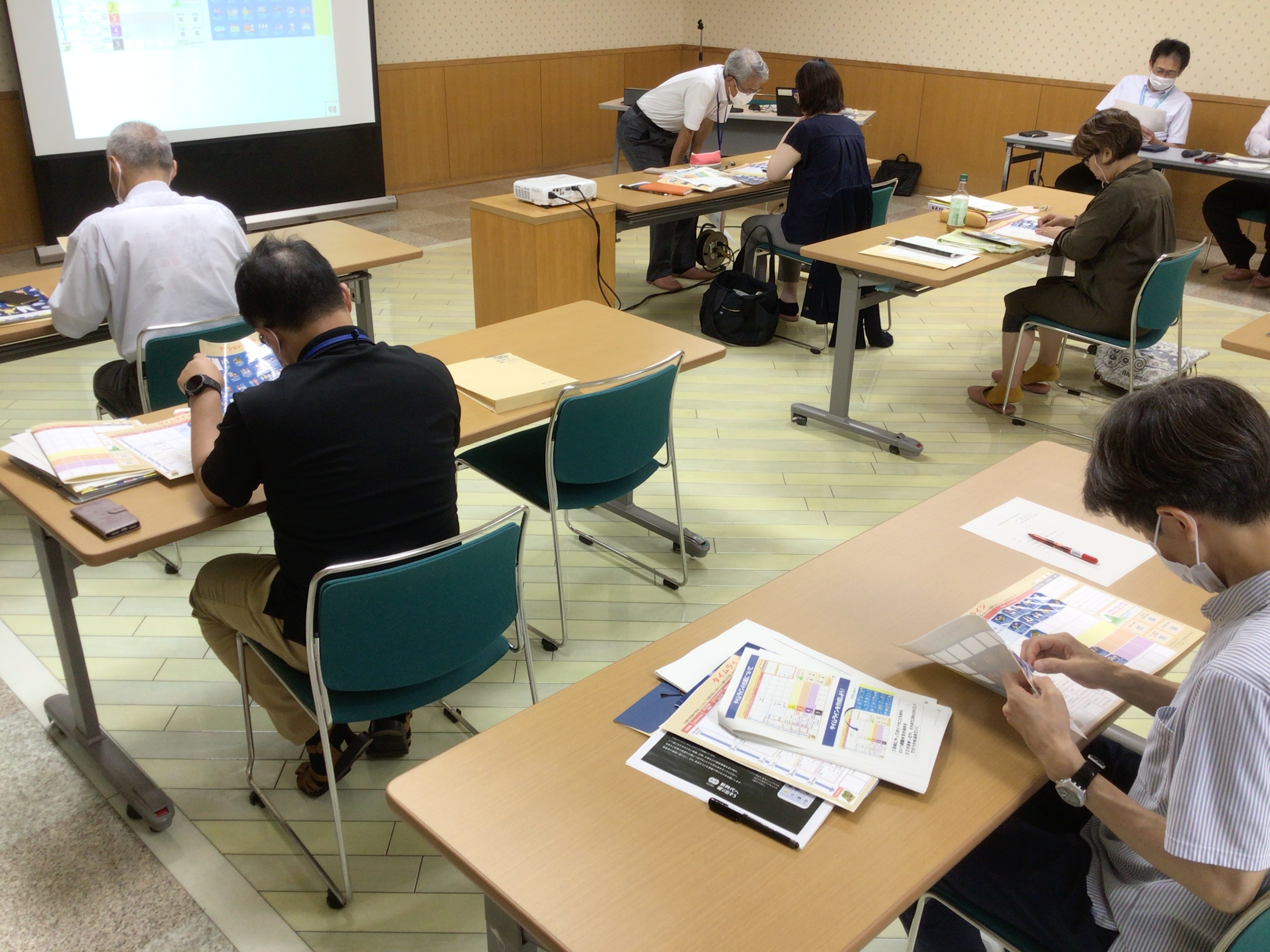 県職員のアドバイスを受けながら避難のタイムラインについて検討しています。