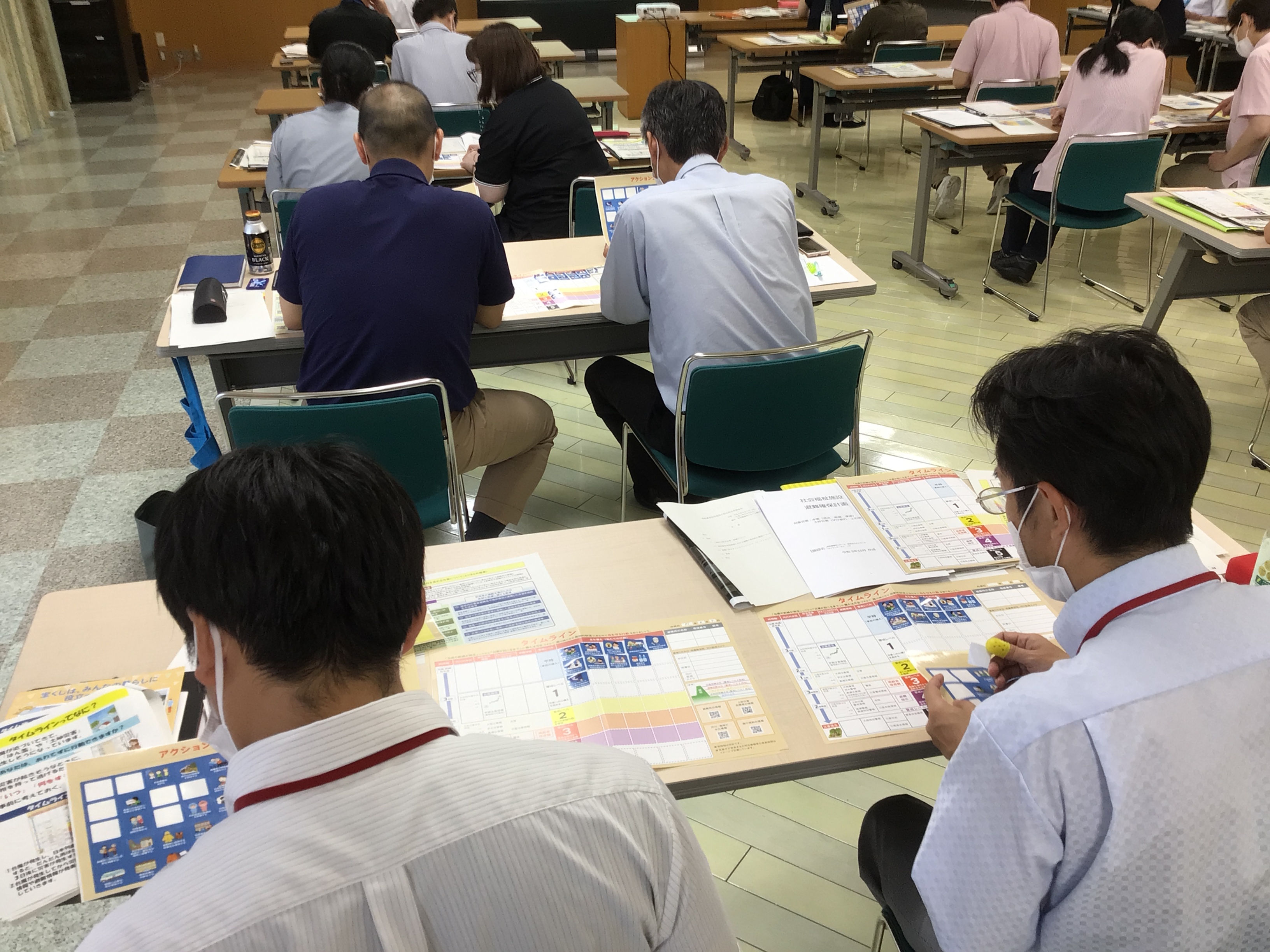 ワークショップで避難のタイムラインを作成しています。