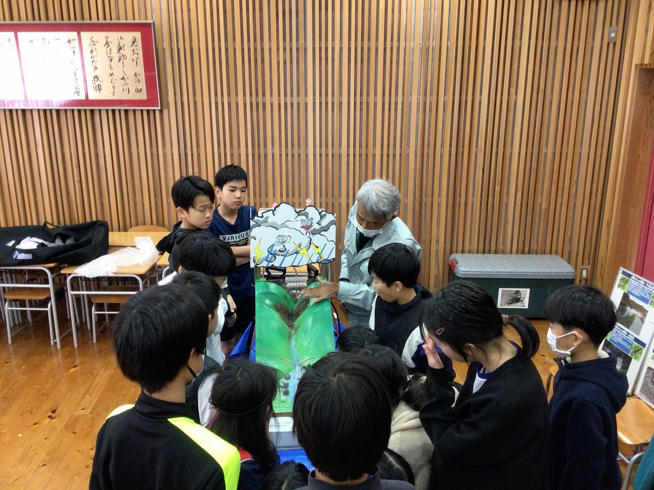 土石流模型実験の実演の様子