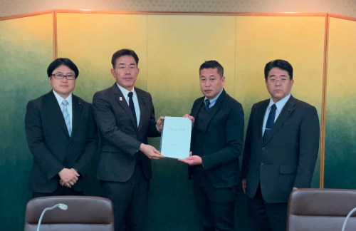 議長へ報告書を提出