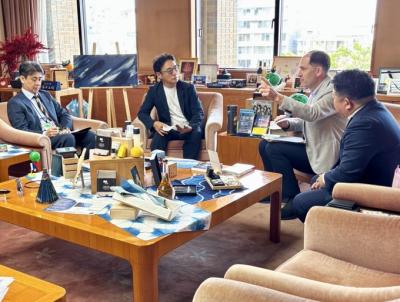 面会 「あわ歴史文化観光大使」モートン常慈氏、藤田純 (株)エアトラベル徳島 代表取締役会長兼社長の画像01
