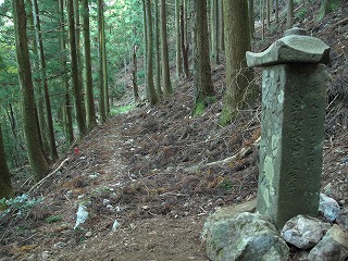 いわや道に建つ