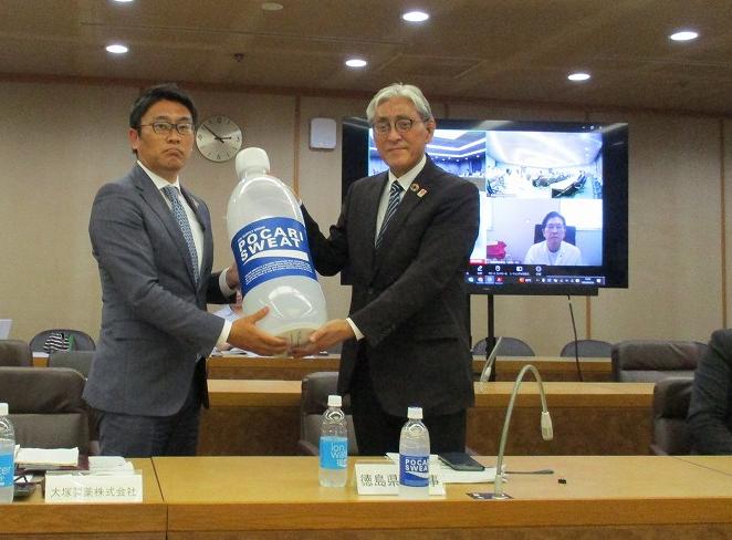 ポカリ贈呈写真