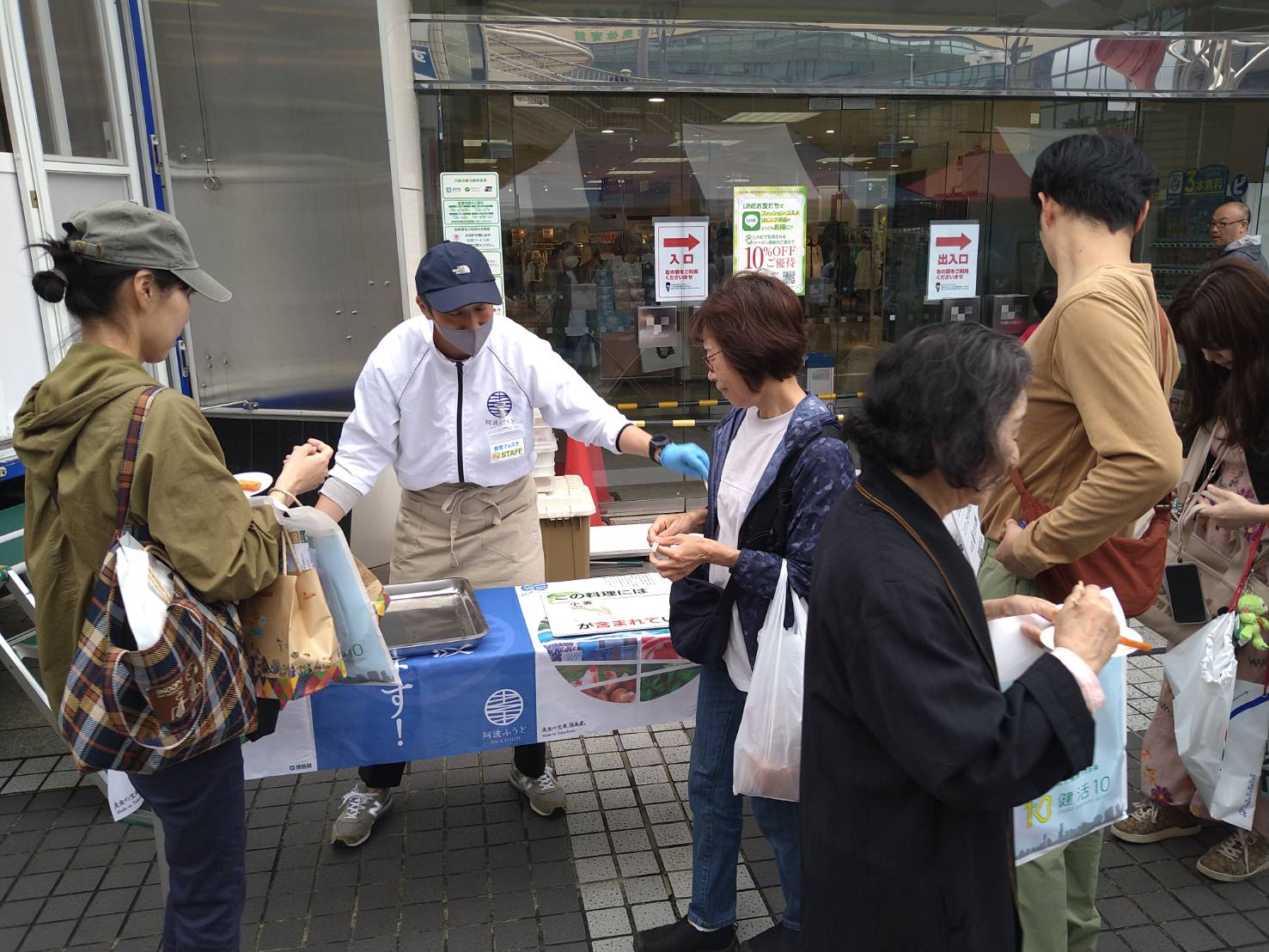 県産農産物を使った料理の試食配布
