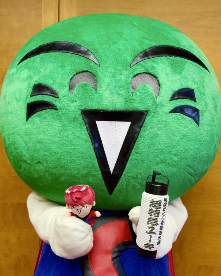 すだちくんがユーキくんぬいぐるみ。ミニ提灯を持って喜んでいる画像です。