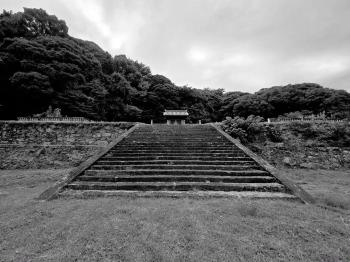 埋蔵文化財フォトコンテストの優秀賞作品です。徳島藩主蜂須賀家の万年山墓所を写したモノクロの写真です。