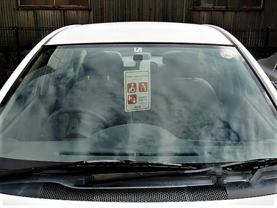 利用する際にはルームミラーにかけるなどして車外から見えやすいように表示します。