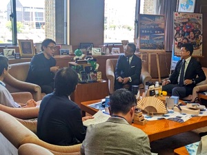 面会 三村和馬 穴吹エンタープライズ(株)代表取締役社長、野田 勉 同執行役員、植田佳宏 祖谷渓温泉観光(株)取締役会長の画像01
