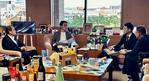 面会 粟飯原 啓吾 (株)いろどり代表取締役社長、花本 靖 上勝町長 他の画像01