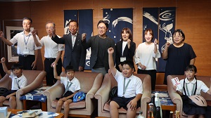 面会 徳島市不動小学校 児童4名、長倉 健治郎 (一社)徳島県交通安全協会会長 他(第57回交通安全こども自転車全国大会出場)の画像01
