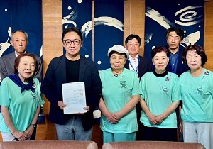 日下浩一 (公財)とくしま未来健康づくり機構((公財)結核予防会徳島県支部)副理事長、藤田育美 (一財)徳島県婦人団体連合会会長 他から複十字シール運動への協力要請の画像01
