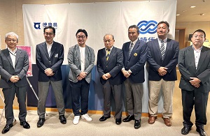 面会 小林信行 徳島県ラグビーフットボール協会会長、鳥家正人 中四国ジュニアラグビー連絡協議会会長、山本光憲 四国大学副理事長 他の画像01
