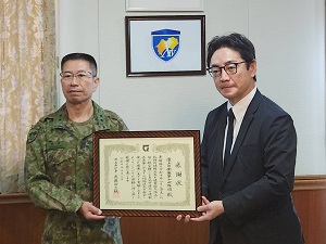 陸上自衛隊第14旅団への感謝状贈呈式の画像01