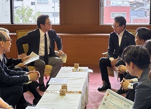 明治安田生命保険相互会社からの寄附金の贈呈式の画像01