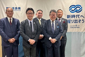 面会 秋田拓士 (株)近鉄百貨店取締役会長、長野公俊 同代表取締役副社長、弘中宇男 同本店商品政策部部長、川端秀一 (株)鳴門屋代表取締役 他の画像01