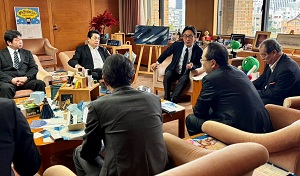 面会 松尾直人 (株)ラルズ代表取締役社長・COO、門脇幸治 同取締役、高橋裕史 (株)池広代表取締役社長、小谷日出登 同専務取締役、中 哲也 （株）マミーマートTOP事業部長代行、榎本輝明 同マミープラス事業部長 他の画像01