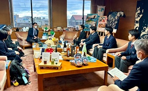 面会 徳島県立海部高等学校男子バスケットボール部、徳島県立富岡東高等学校女子バスケットボール部(第78回全国高等学校バスケットボール選手権大会出場報告)の画像01