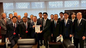 酒井庸行 国土交通副大臣、舞立昇治 財務副大臣、沓掛敏夫 国土交通省道路局長、宇波弘貴 財務省主計局長へ「徳島南部自動車道」及び「阿南安芸自動車道」の早期整備に関する要望の画像01