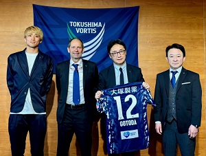面会 徳島ヴォルティス(株) 岸田一宏 代表取締役社長、ゲルト エンゲルス 監督、山田奈央 選手の画像01