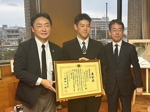 面会 阿南工業高等専門学校 二宮石太郎氏(第13回「創造力、無限大∞ 高校生ビジネスプラン・グランプリ」審査員特別賞受賞報告)、日本政策金融公庫 堀 正明 四国地区統括 他の画像01