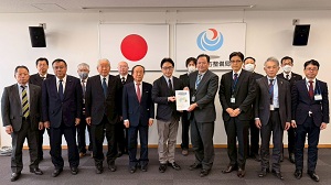 豊口 佳之 四国地方整備局長 および 安永 一夫 徳島河川国道事務所長へ「徳島南部自動車道」および「阿南安芸自動車道」に係る重要要望の画像01