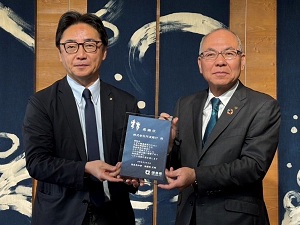 (株)阿波銀行からの寄附金に対する感謝盾贈呈式の画像01