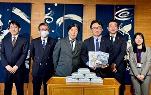 四国放送(株)からの「防災ラジオ」贈呈式の画像01