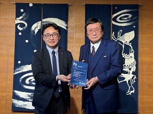 (株)クリエイティブ・ライフからの寄附金に対する感謝盾贈呈式の画像01