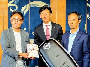 (株)日産サティオ徳島、徳島日産自動車(株)からの実習機器目録贈呈式の画像01
