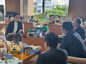 面会 小説家 伊勢谷 武 氏、(一財)阿波ヤマト財団 山本高弘 理事 他の画像01