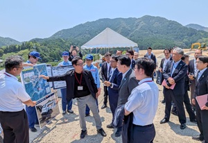 金子恭之 国土交通大臣との「阿南安芸自動車道 美波～牟岐」視察の画像01