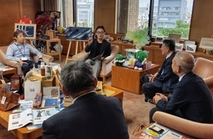 面会 秋田拓士 (株)近鉄百貨店取締役会長、梶間隆弘 同代表取締役社長執行役員 他の画像01