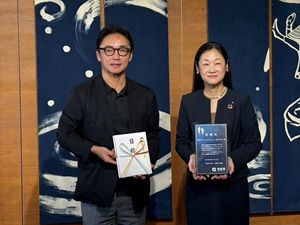 野村アセットマネジメント(株)からの企業版ふるさと納税の寄附に対する感謝盾贈呈式の画像01