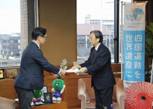 「徳島県知事公舎のあり方に関する有識者会議」意見書手交の写真