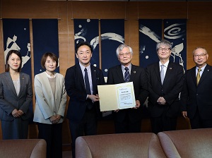 (公財)徳島県勤労者福祉ネットワークからの「令和6年能登半島地震」に係る義援金贈呈式の写真