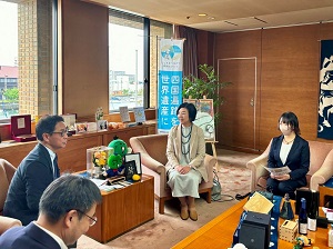 面会:澤田康子 日本航空(株)前徳島支店長、四国大学 文学部 国際文化学科 4年生3名他他の写真