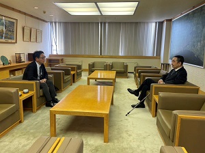 面会：苫小牧市 岩倉博文 市長の写真