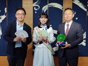 面会：宝くじ「幸運の女神」福永愛莉氏、岡田健二 みずほ銀行宝くじ部長、木村健洋 みずほ銀行徳島支店長の写真1
