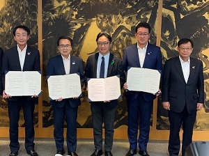 「徳島県及び香川県産木材の利用促進に関する建築物木材利用促進協定」締結式の写真1