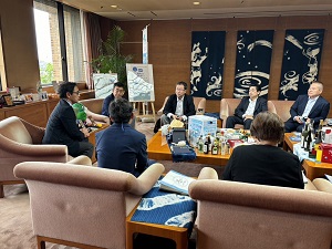 面会：河関俊明(株)ラルズ取締役、門脇幸治(株)ラルズ取締役、高橋裕史(株)池広代表取締役社長他の写真3