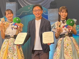STU48谷口茉妃菜氏・福田朱里氏への「阿波とくしま観光大使」委嘱状交付式の写真1