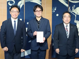 椿欣也氏からの「令和6年能登半島地震」に係る義援金贈呈式の写真1
